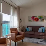 Apartment Bright Coastal Hideaway *