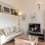 Bright Coastal Hideaway Apartment *