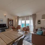 Bright Coastal Hideaway Apartment *