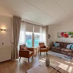 Bright Coastal Hideaway *