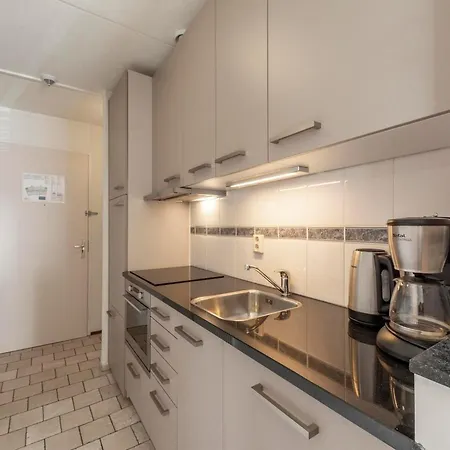 Bright Coastal Hideaway דירה