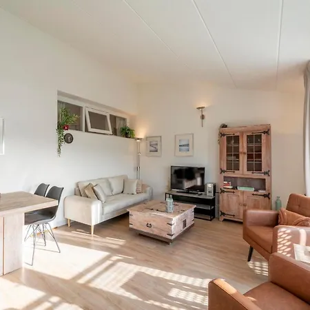 Bright Coastal Hideaway יוליאנאדורפ