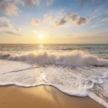 Bright Coastal Hideaway יוליאנאדורפ