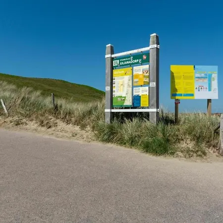 Bright Coastal Hideaway Daire