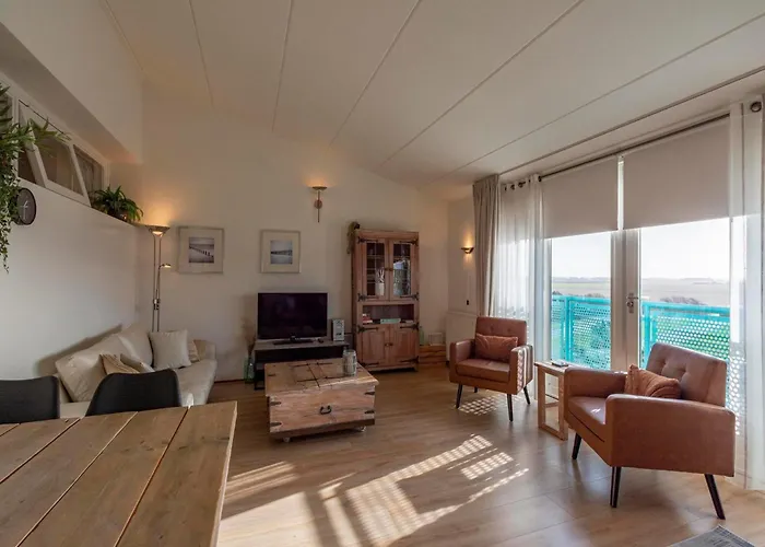 Apartment Bright Coastal Hideaway *