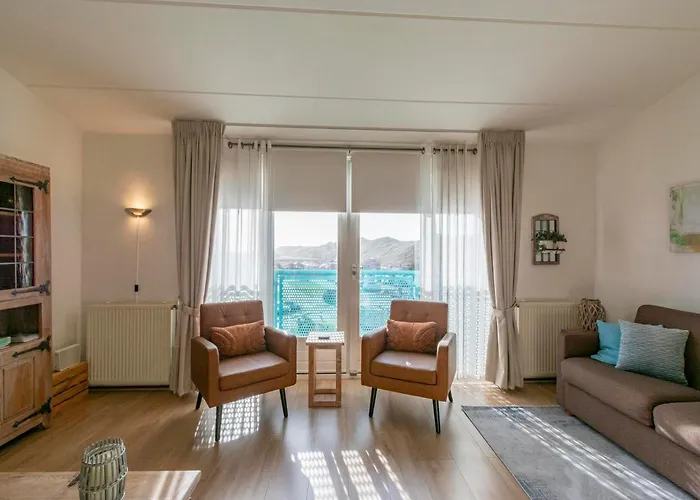 Bright Coastal Hideaway Julianadorp