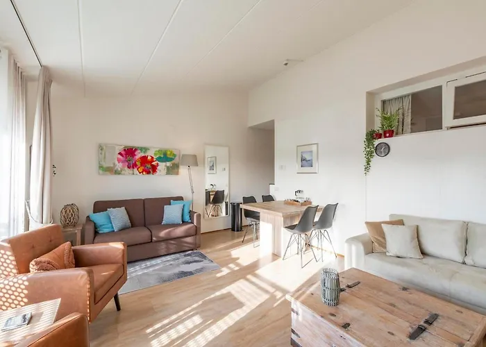 Bright Coastal Hideaway Julianadorp