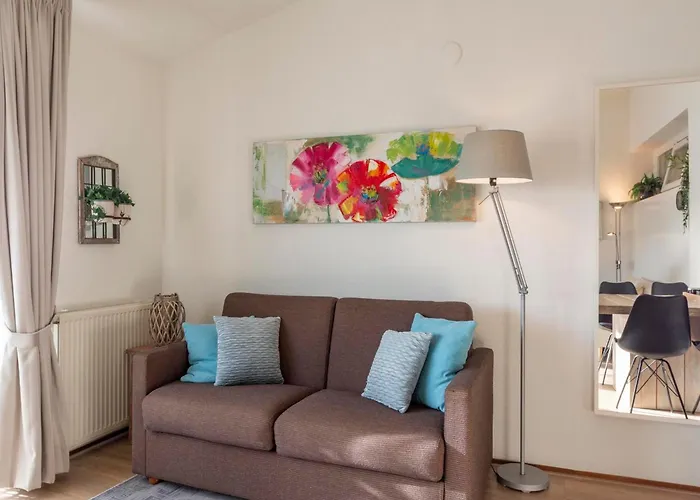 Bright Coastal Hideaway Apartment *