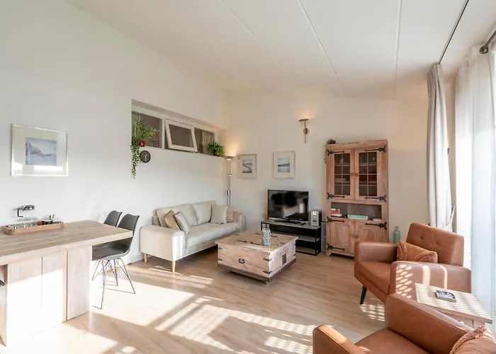 Bright Coastal Hideaway Julianadorp