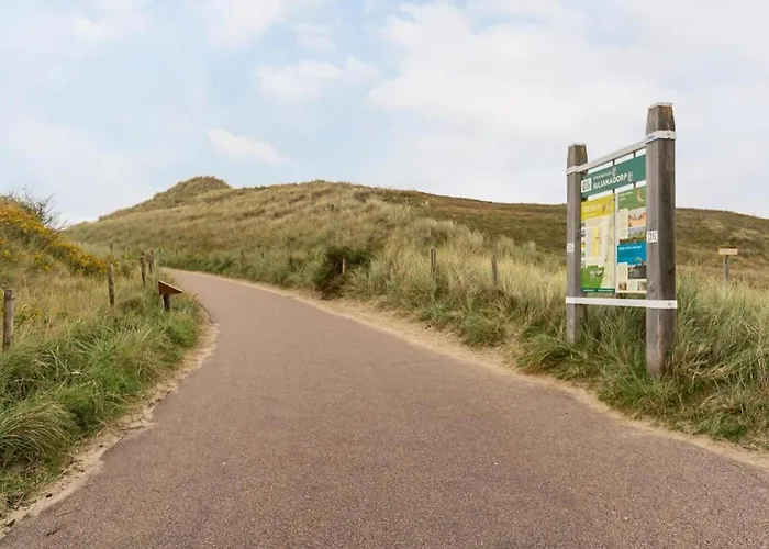 Bright Coastal Hideaway Apartment *